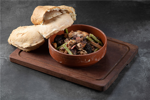 特色砂锅红酒童子鸡 Claypot-baked spring chicken cassoulet.jpg