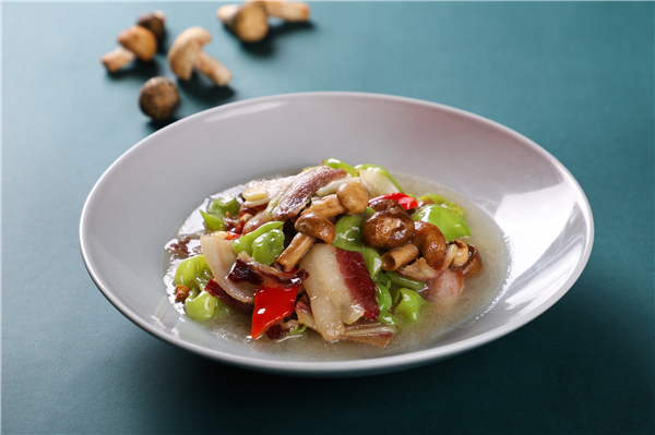 丽江腊肉烩鲜青头菌.jpg