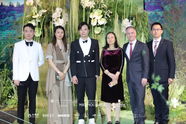 签约客户合影.jpg