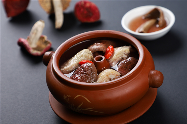 云南鲜胭脂菌汽锅鸡.jpg